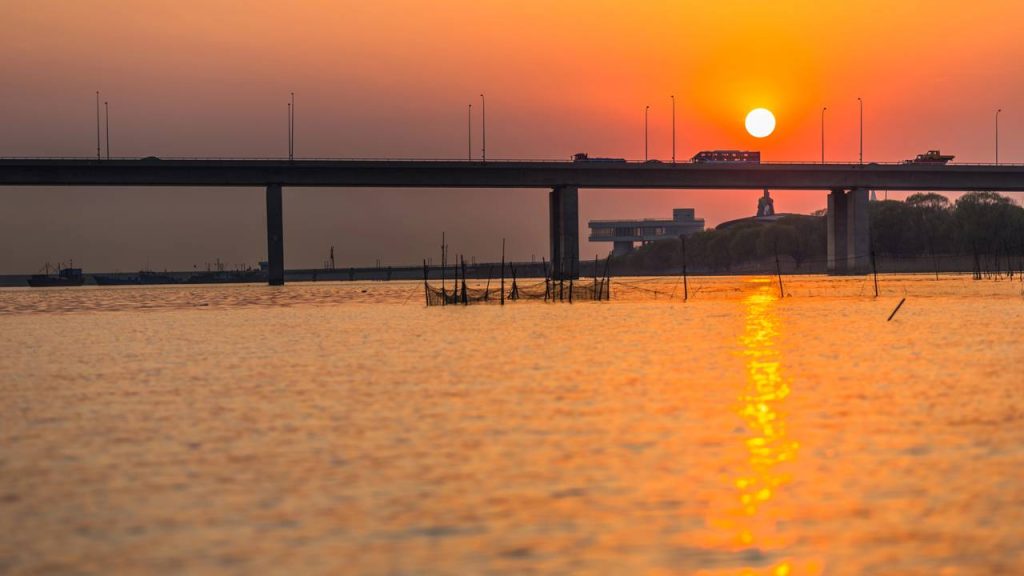 Com torres de 306 metros e 8.206 metros de extensão, a ponte estaiada chinesa estabeleceu recordes mundiais de engenharia civil