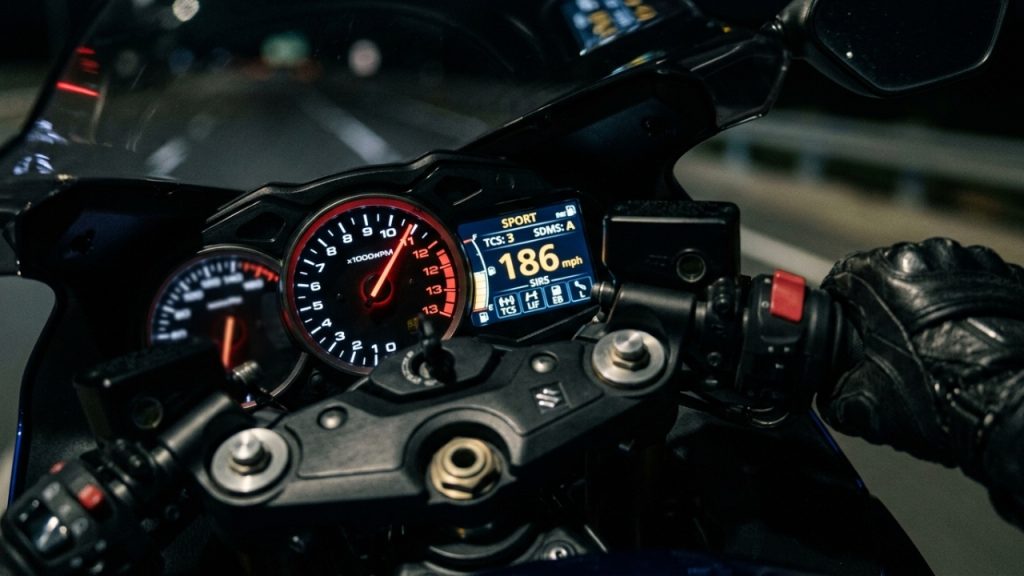 A lenda da velocidade que ultrapassa os 300 km/h ganha nova eletrônica para garantir segurança em qualquer pista