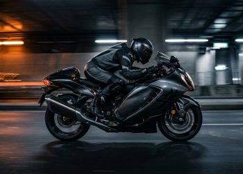 A lenda da velocidade que ultrapassa os 300 km/h ganha nova eletrônica para garantir segurança em qualquer pista