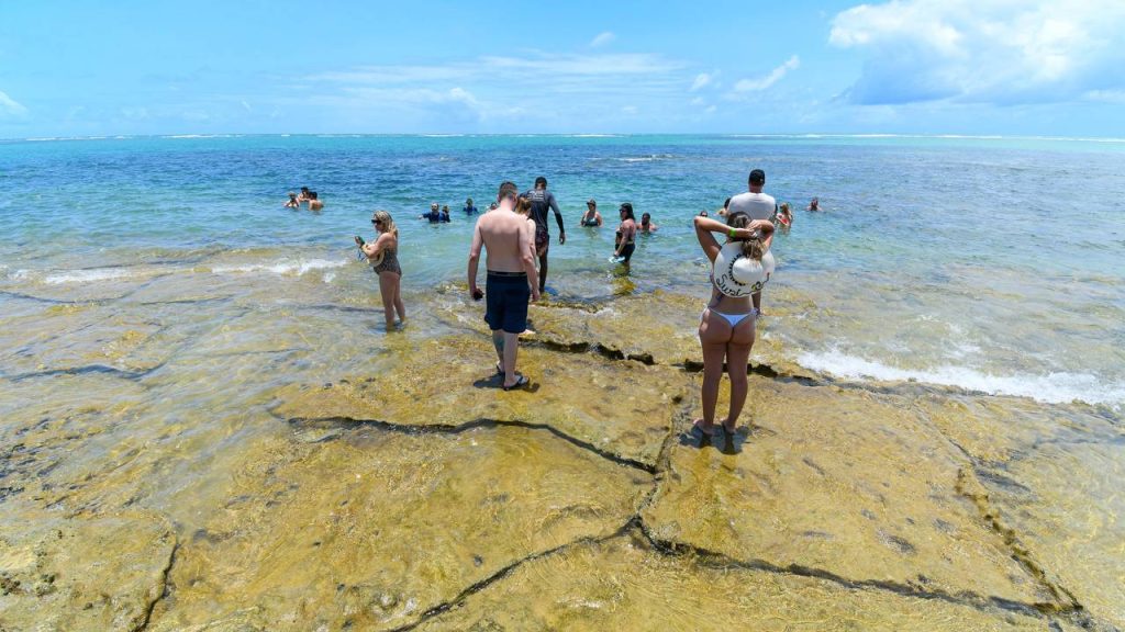 Fundada em 1995, a cidade pernambucana abriga a Capela de São Benedito, do século XVIII, que virou o maior símbolo turístico da Praia dos Carneiros