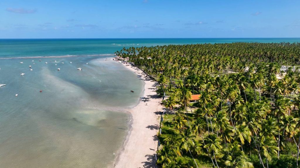 Com 16 km de praias preservadas e águas cristalinas, a cidade em Pernambuco surge como um dos refúgios litorâneos mais belos do país