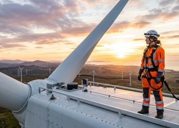 Especialistas em torres de vento encontram vagas com moradia paga e planos de carreira fora do Brasil