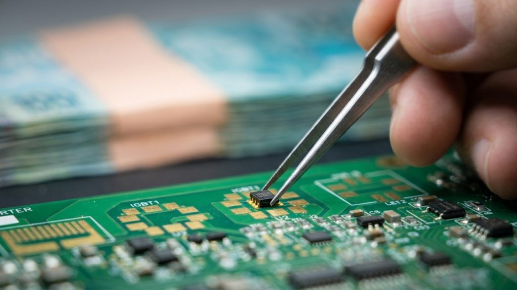 O mecânico dos painéis solares ganha 7 mil reais para consertar o cérebro das usinas fotovoltaicas