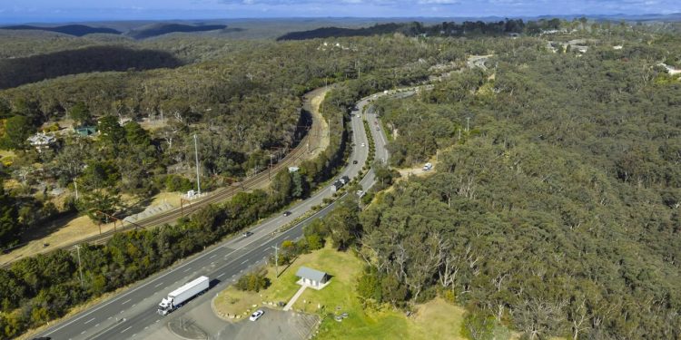 A rodovia australiana cruza 114 km pelas Montanhas Azuis; com subidas íngremes, a A32 é a principal artéria que liga Sydney ao interior