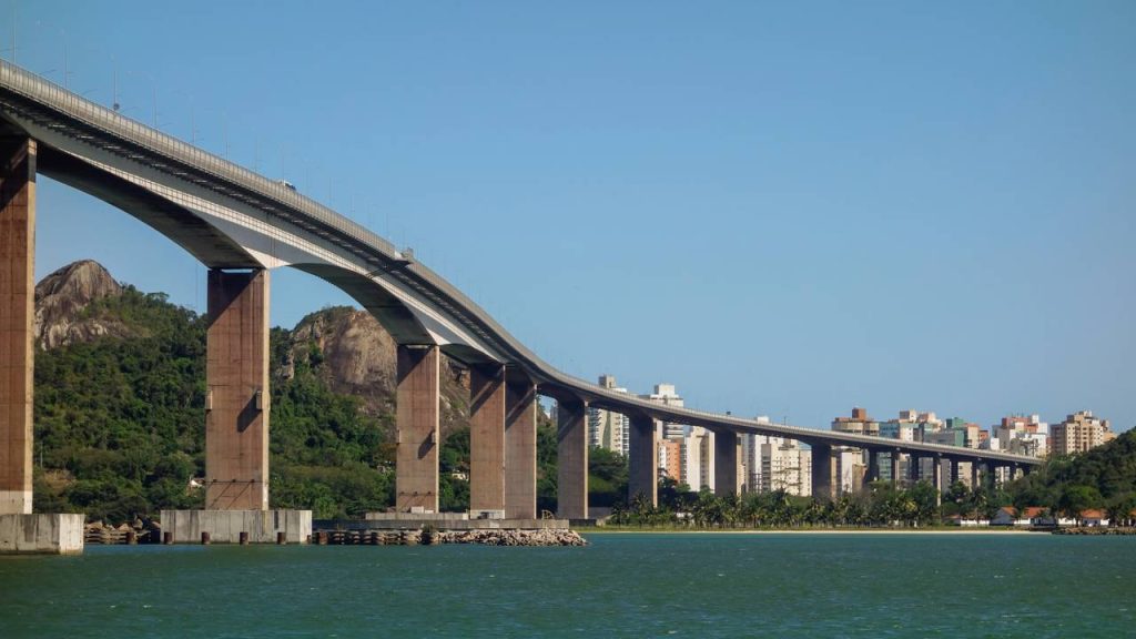 Com 3.339 metros de extensão e 70 metros de altura, a Terceira Ponte em Vitória surge como um marco da engenharia de grandes vãos capixaba