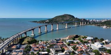 Com 3.339 metros de extensão e 70 metros de altura, a Terceira Ponte em Vitória surge como um marco da engenharia de grandes vãos capixaba