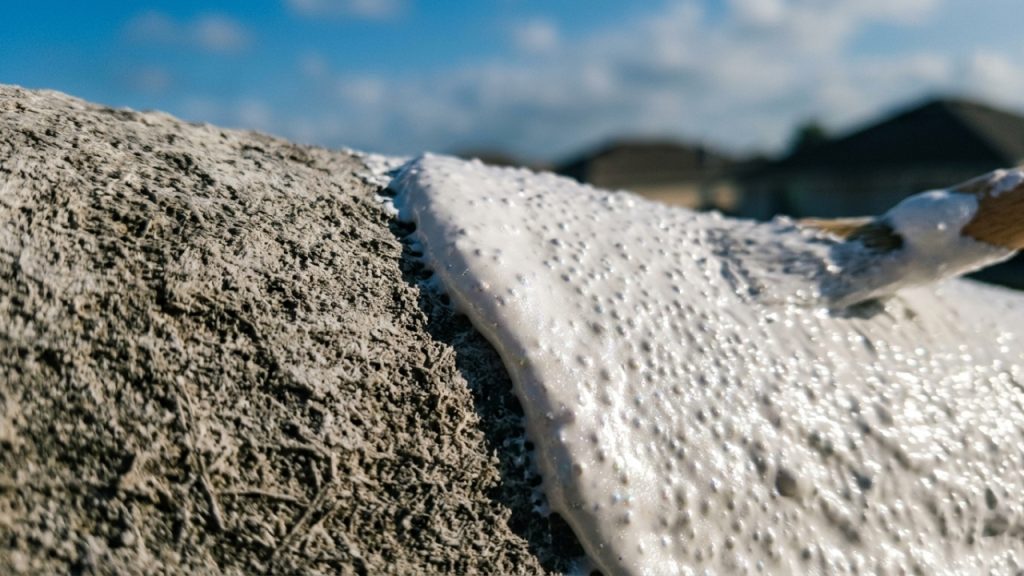Tinta térmica no telhado reduz a temperatura interna em até 8°C e corta o gasto mensal com ar-condicionado pela metade