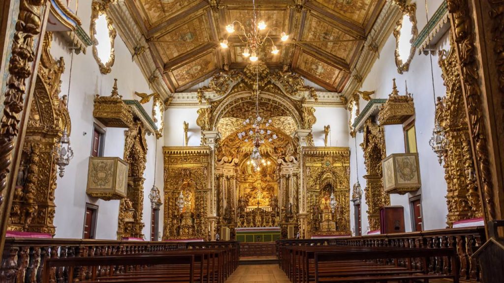 Cidade histórica fundada em 1718 preserva ruelas de pedra e casarios barrocos que transportam o turista direto ao ciclo do ouro em Minas