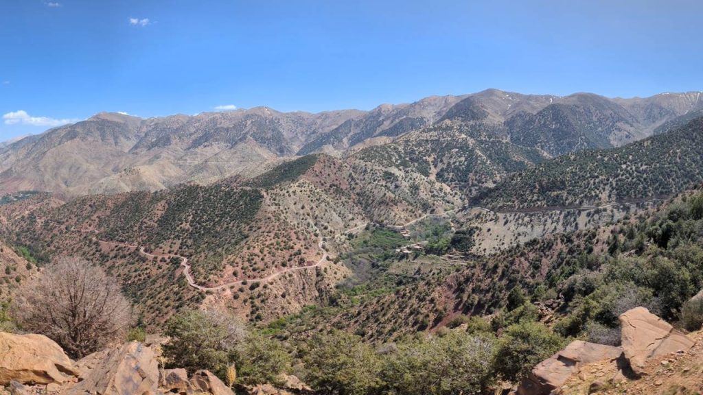 A 2.093 metros de altitude, a estrada que cruza as montanhas do Atlas é uma das rotas mais sinuosas e cênicas do deserto marroquino