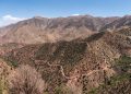 A 2.093 metros de altitude, a estrada que cruza as montanhas do Atlas é uma das rotas mais sinuosas e cênicas do deserto marroquino