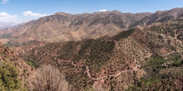 A 2.093 metros de altitude, a estrada que cruza as montanhas do Atlas é uma das rotas mais sinuosas e cênicas do deserto marroquino