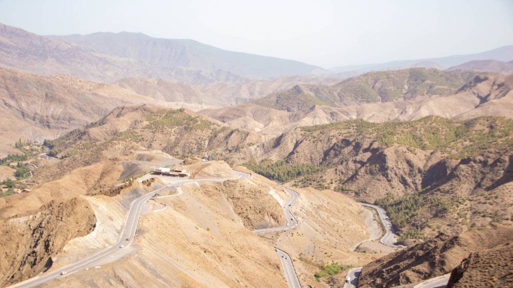 Com 2.260 metros de altitude, a perigosa passagem nas montanhas do Marrocos surge como um desafio único para a engenharia