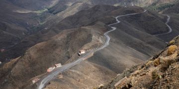 Com 2.260 metros de altitude, a perigosa passagem nas montanhas do Marrocos surge como um desafio único para a engenharia