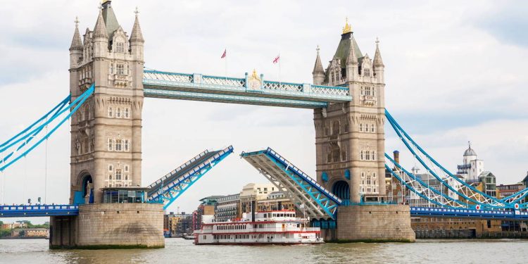 Com 244 metros de extensão e duas torres neogóticas de 65 metros, a ponte levadiça de 1894 virou o maior símbolo da era vitoriana em Londres