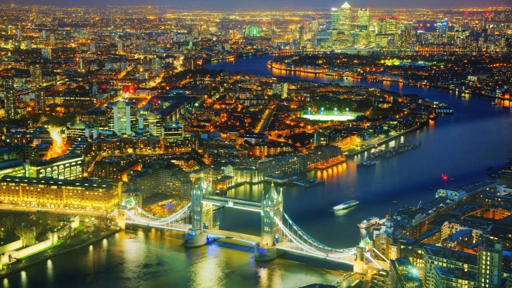 Com 244 metros de extensão e duas torres neogóticas de 65 metros, a ponte levadiça de 1894 virou o maior símbolo da era vitoriana em Londres