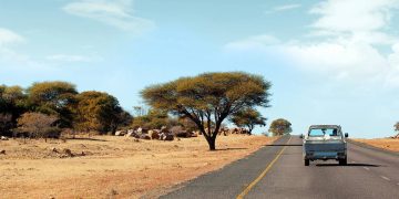 Com 1.900 km de extensão pelo deserto, a rodovia Trans-Kalahari conecta três países como um dos principais corredores logísticos da África Austral