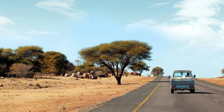 Com 1.900 km de extensão pelo deserto, a rodovia Trans-Kalahari conecta três países como um dos principais corredores logísticos da África Austral