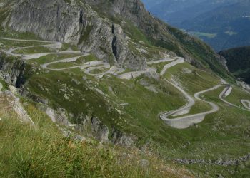 Com suas 24 curvas sinuosas em paralelepípedos e 2.106 metros de altitude, a Tremola na Suíça virou um marco histórico da engenharia alpina