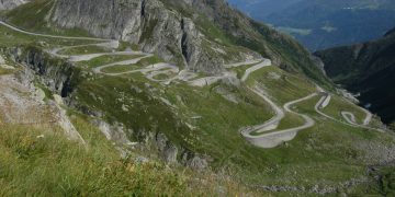 Com suas 24 curvas sinuosas em paralelepípedos e 2.106 metros de altitude, a Tremola na Suíça virou um marco histórico da engenharia alpina
