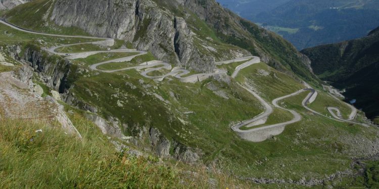 Com suas 24 curvas sinuosas em paralelepípedos e 2.106 metros de altitude, a Tremola na Suíça virou um marco histórico da engenharia alpina