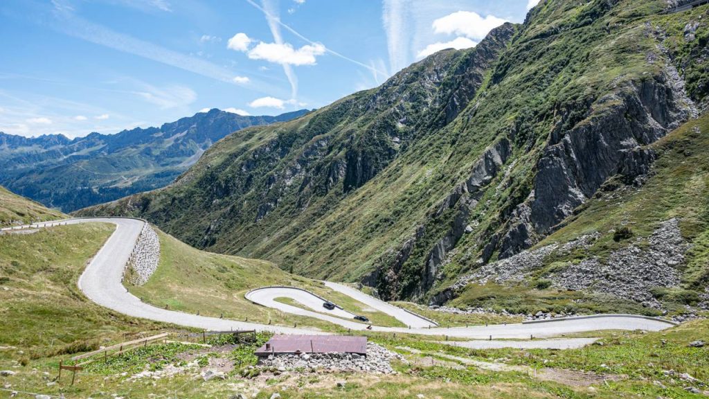 Com suas 24 curvas sinuosas em paralelepípedos e 2.106 metros de altitude, a Tremola na Suíça virou um marco histórico da engenharia alpina