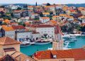 A cidade croata ostenta 2.300 anos de história helênica, sendo reconhecida pela UNESCO como um dos centros urbanos medievais mais preservados do Adriático