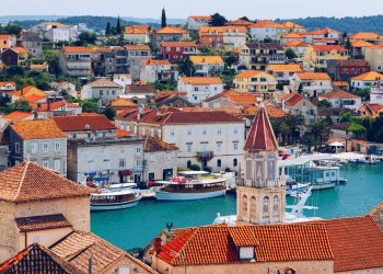 A cidade croata ostenta 2.300 anos de história helênica, sendo reconhecida pela UNESCO como um dos centros urbanos medievais mais preservados do Adriático