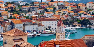 A cidade croata ostenta 2.300 anos de história helênica, sendo reconhecida pela UNESCO como um dos centros urbanos medievais mais preservados do Adriático