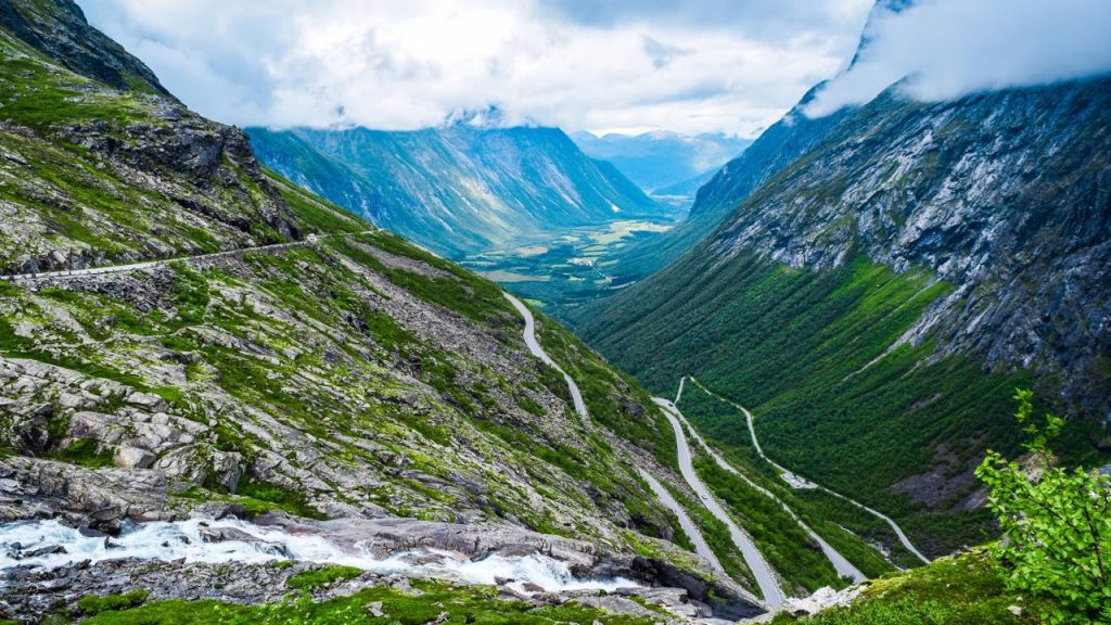 Com 11 curvas em grampo de cabelo e inclinação de 10%, a rodovia norueguesa de 1936 é um marco histórico da engenharia em áreas montanhosas