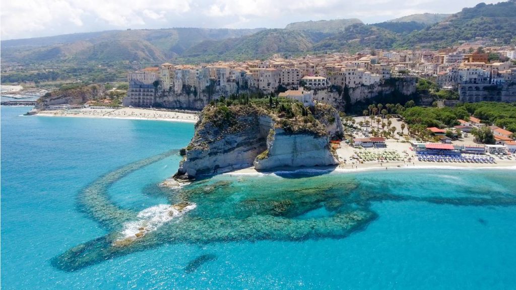 Situada sobre um penhasco de 40 metros acima do mar Tirreno, a cidade italiana de Tropea é mundialmente famosa por seu cenário dramático e águas cristalinas