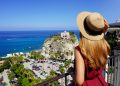 Situada sobre um penhasco de 40 metros acima do mar Tirreno, a cidade italiana de Tropea é mundialmente famosa por seu cenário dramático e águas cristalinas