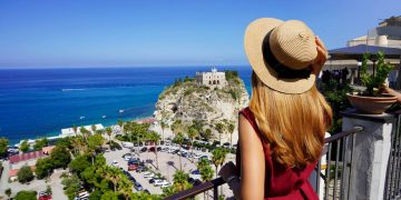 Situada sobre um penhasco de 40 metros acima do mar Tirreno, a cidade italiana de Tropea é mundialmente famosa por seu cenário dramático e águas cristalinas