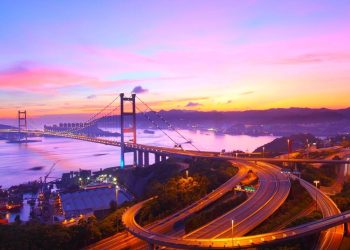 Com 2.160 metros de extensão e 206 metros de altura, a ponte suspensa surge como um recorde de engenharia em Hong Kong