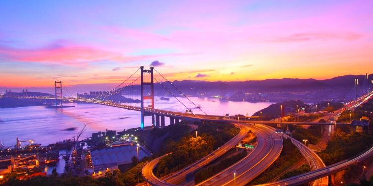 Com 2.160 metros de extensão e 206 metros de altura, a ponte suspensa surge como um recorde de engenharia em Hong Kong