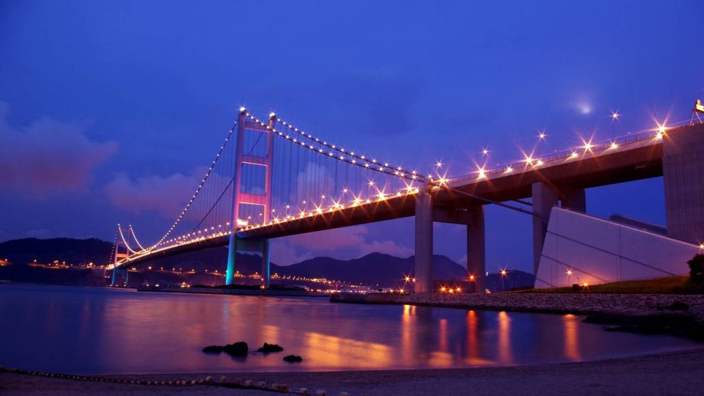 Com 2.160 metros de extensão e 206 metros de altura, a ponte suspensa surge como um recorde de engenharia em Hong Kong