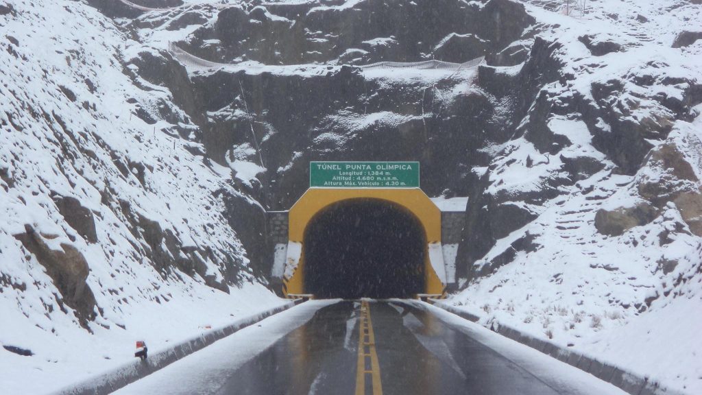 Rodovia no Peru e o Túnel de Punta Olímpica - Wikimedia Commons