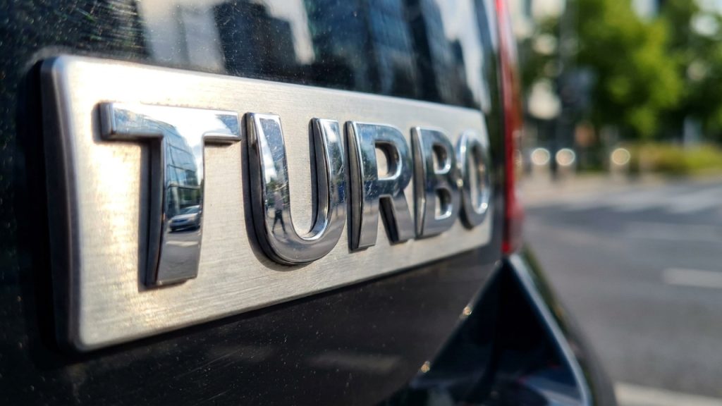 O modelo turbo mais acessível do mercado entrega potência de SUV em corpo de compacto