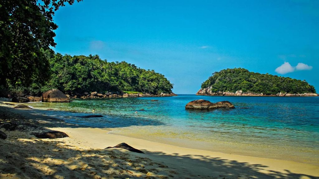 Cidade fundada em 1637 é a capital nacional do surfe e abriga mais de 100 praias preservadas no litoral norte de SP
