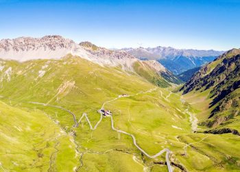 Com 2.501 metros de altitude, a rodovia que liga Suíça e Itália surge como o ponto mais alto de tráfego rodoviário em todo o território suíço