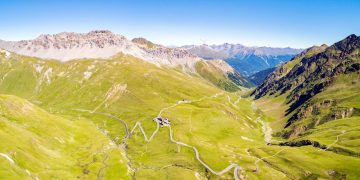 Com 2.501 metros de altitude, a rodovia que liga Suíça e Itália surge como o ponto mais alto de tráfego rodoviário em todo o território suíço