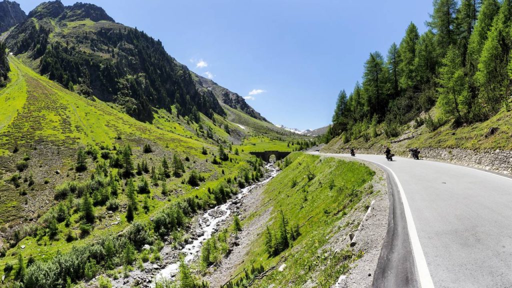 Com 2.501 metros de altitude, a rodovia que liga Suíça e Itália surge como o ponto mais alto de tráfego rodoviário em todo o território suíço