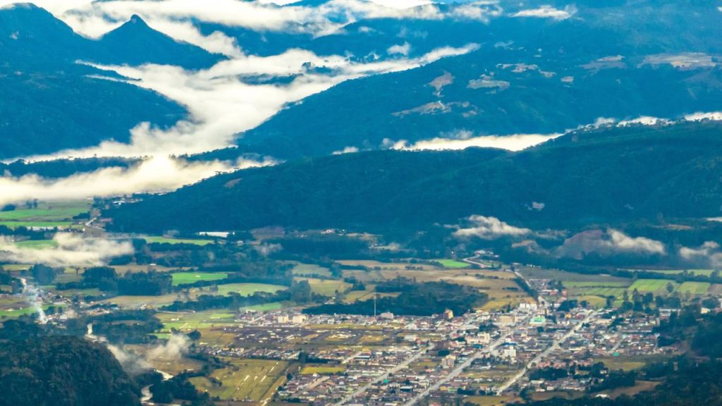 Com picos de 1.822 metros de altitude e recorde de neve, a cidade em Santa Catarina surge como um dos destinos mais gelados do Brasil