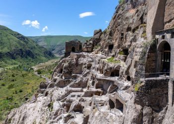 Com 13 andares escavados na montanha, a cidade-monastério na Geórgia surge como um recorde de engenharia medieval e fé