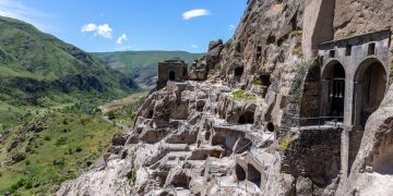 Com 13 andares escavados na montanha, a cidade-monastério na Geórgia surge como um recorde de engenharia medieval e fé