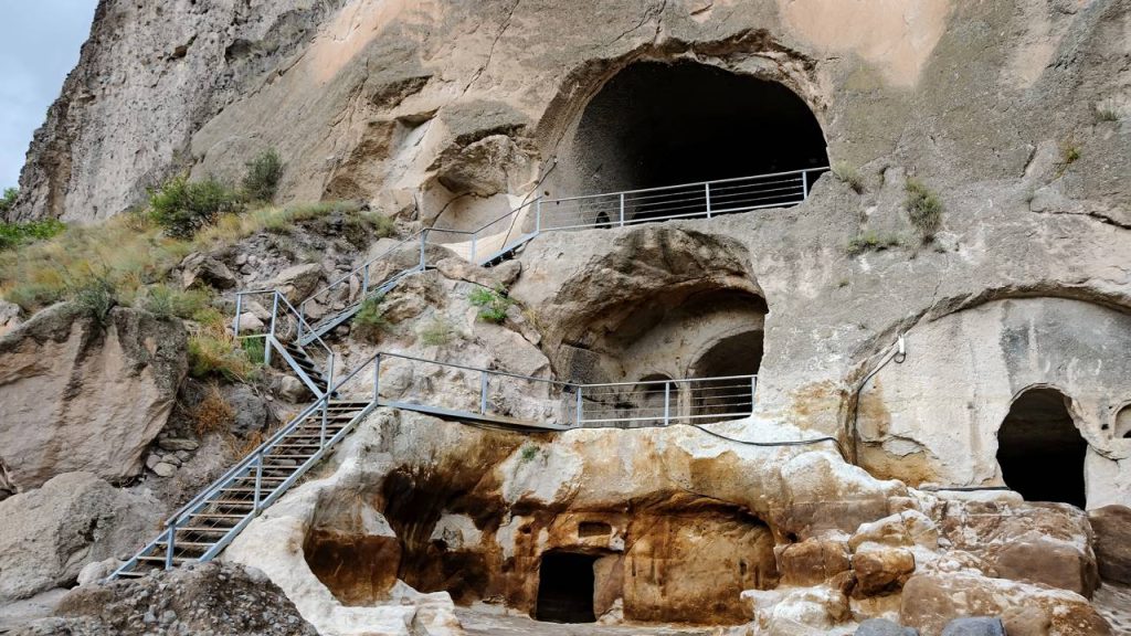 Com 13 andares escavados na montanha, a cidade-monastério na Geórgia surge como um recorde de engenharia medieval e fé