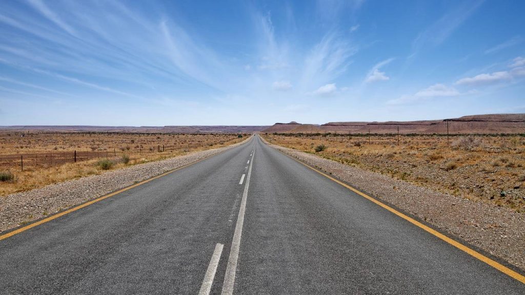 Com 1.900 km de extensão pelo deserto, a rodovia Trans-Kalahari conecta três países como um dos principais corredores logísticos da África Austral