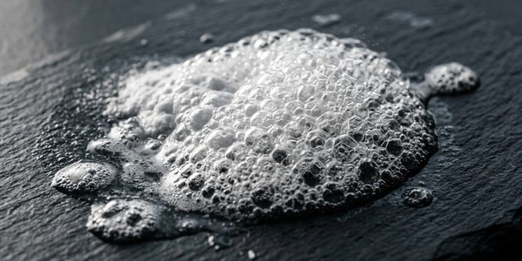 O truque do vinagre e bicarbonato que substitui 5 produtos de limpeza caros e gera economia real no supermercado todos os meses
