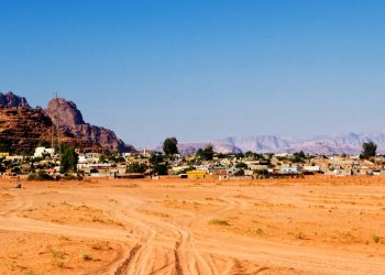 Com suas tendas tradicionais e arquitetura de pedra, o vilarejo beduíno no deserto virou o ponto central da cultura nômade na Jordânia