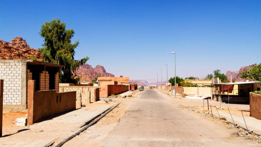 Com suas tendas tradicionais e arquitetura de pedra, o vilarejo beduíno no deserto virou o ponto central da cultura nômade na Jordânia