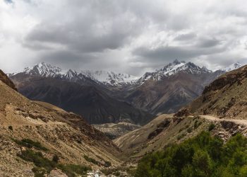 Serpenteando 300 km de fronteira rochosa, a estrada do corredor afegão surge como a rota de terra mais extrema e perigosa da Ásia